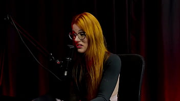 A internet está fodendo o meio liberal estão trazendo a modinha do menage feminino e a surtada que deu bella ruiva watch sheer red