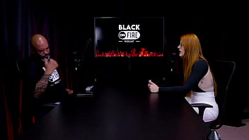 A internet está fodendo o meio liberal estão trazendo a modinha do menage feminino e a surtada que deu bella ruiva watch sheer red