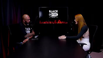 A internet está fodendo o meio liberal estão trazendo a modinha do menage feminino e a surtada que deu bella ruiva watch sheer red