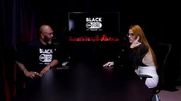 A internet está fodendo o meio liberal estão trazendo a modinha do menage feminino e a surtada que deu bella ruiva watch sheer red