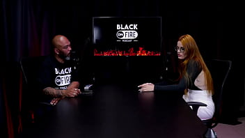 A internet está fodendo o meio liberal estão trazendo a modinha do menage feminino e a surtada que deu bella ruiva watch sheer red