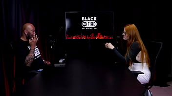 A internet está fodendo o meio liberal estão trazendo a modinha do menage feminino e a surtada que deu bella ruiva watch sheer red