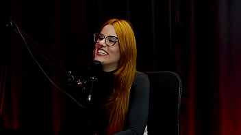 A internet está fodendo o meio liberal estão trazendo a modinha do menage feminino e a surtada que deu bella ruiva watch sheer red