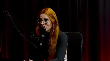 A internet está fodendo o meio liberal estão trazendo a modinha do menage feminino e a surtada que deu bella ruiva watch sheer red