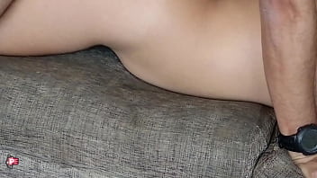 Mi padrastro me folla mientras leo un libro