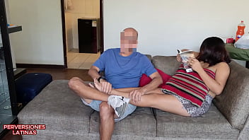 Mi padrastro me folla mientras leo un libro