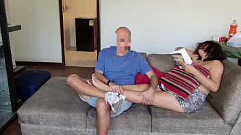 Mi padrastro me folla mientras leo un libro