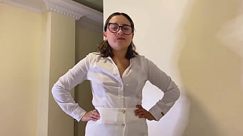 Convencí a mi profesora que me dé clases particulares terminamos follando sin condón