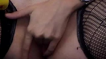 Cam girl puts a can in her pussy and fucks it new