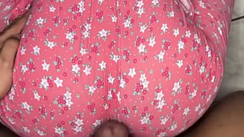 Engañe a mi hermosa hijastra para que busque de bajo de la cama para follarle su gran culo