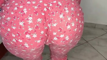 Engañe a mi hermosa hijastra para que busque de bajo de la cama para follarle su gran culo