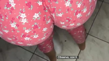 Engañe a mi hermosa hijastra para que busque de bajo de la cama para follarle su gran culo