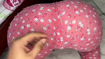 Engañe a mi hermosa hijastra para que busque de bajo de la cama para follarle su gran culo