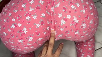 Engañe a mi hermosa hijastra para que busque de bajo de la cama para follarle su gran culo