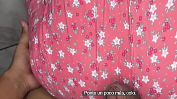 Engañe a mi hermosa hijastra para que busque de bajo de la cama para follarle su gran culo