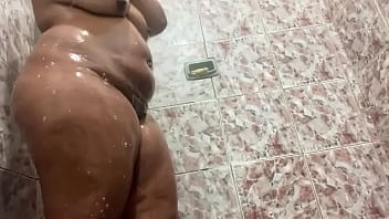 Morena tomando banho olha o tamanho dessa bunda