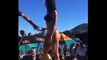 Hot latina twerks