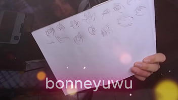 Bonneyuwu 12 44 en la cama mostrando la cola mientras estudio