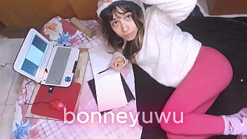 Bonneyuwu 12 44 en la cama mostrando la cola mientras estudio