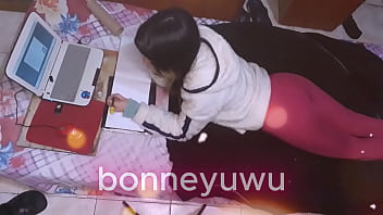 Bonneyuwu 12 44 en la cama mostrando la cola mientras estudio