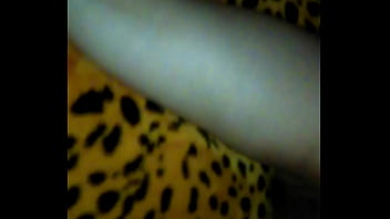 Moviendo el culo preparando para el anal