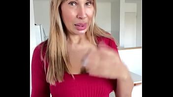 La vecina milf más cachonda del edificio no puede dejar de provocarte parte 1