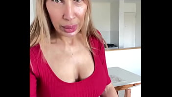 La vecina milf más cachonda del edificio no puede dejar de provocarte parte 1