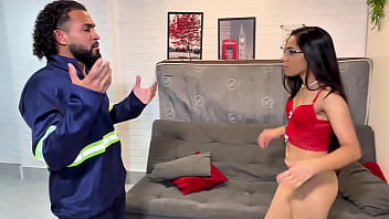 Yasmin kalifa faz seu primeiro video com zelador