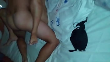 Casada transando sem camisinha com dois novinhos