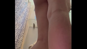 Mostrando El Trasero Visto Desde Abajo thumbnail