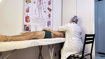 Paciente não aguenta e fica duro na frente da enfermeira durante o exame