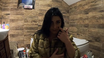Milfycalla pee play in bathtub while wearing a fur coat and pantyhose preview