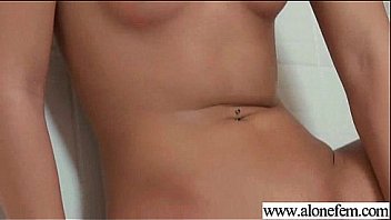 Girl masturbate on cam using all kind of things vid 28