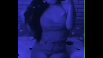 Esa morenita se mueve rico