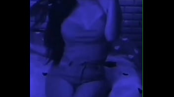 Esa morenita se mueve rico