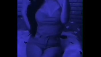 Esa morenita se mueve rico