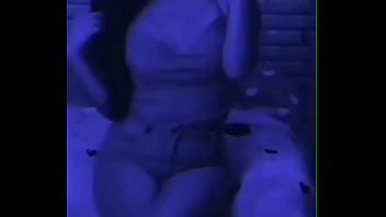 Esa morenita se mueve rico