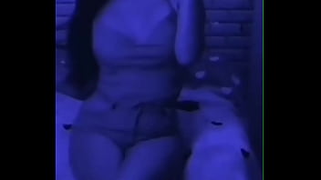 Esa morenita se mueve rico