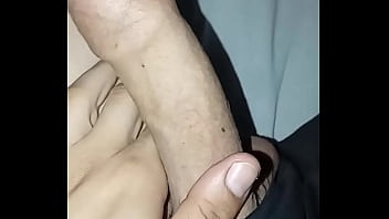 Homem de piroca grossa na casa da mãe de uma amiga com ela no banho