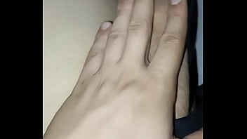 Homem de piroca grossa na casa da mãe de uma amiga com ela no banho