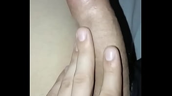 Homem de piroca grossa na casa da mãe de uma amiga com ela no banho