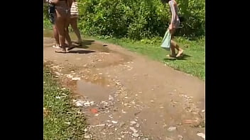 Tres gostosas entrando no matinho pra aprontar