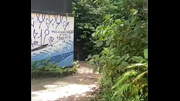 Tres gostosas entrando no matinho pra aprontar