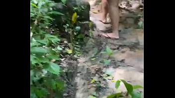 Tres gostosas entrando no matinho pra aprontar