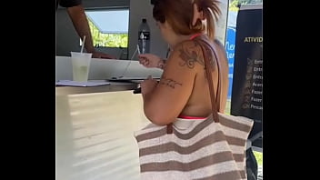 Tres gostosas entrando no matinho pra aprontar