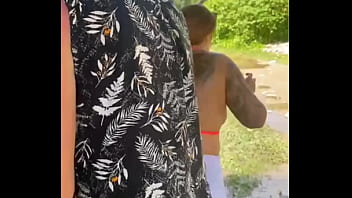 Tres gostosas entrando no matinho pra aprontar