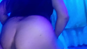 En este bar le das dinero extra a la camarera y te folla en su habitación especial le encanta la verga de extraños 3