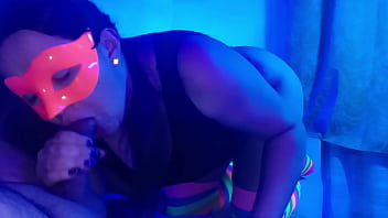 En este bar le das dinero extra a la camarera y te folla en su habitación especial le encanta la verga de extraños 3