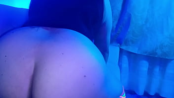 En este bar le das dinero extra a la camarera y te folla en su habitación especial le encanta la verga de extraños 3