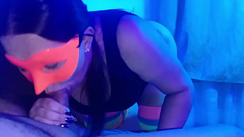 En este bar le das dinero extra a la camarera y te folla en su habitación especial le encanta la verga de extraños 3